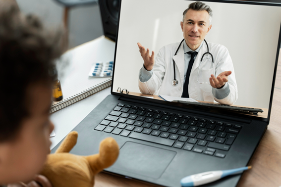 Fotografía que muestra una consulta de diagnóstico que realiza una mamá para su hijo que tiene temperatura con el médico en línea de Farmasoluciones.