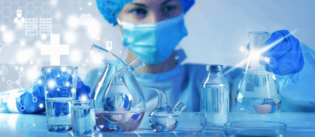 Encabezado del artículo de fármacos que muestra una mujer desarrollando medicamentos en un laboratorio de tecnología de punta.
